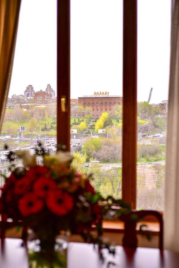 Metropol Hotel Erevan Esterno foto